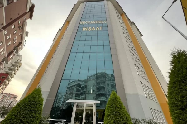 Alanya'da Havuz ve Şehir Manzaralı Geniş 3+1 Daire