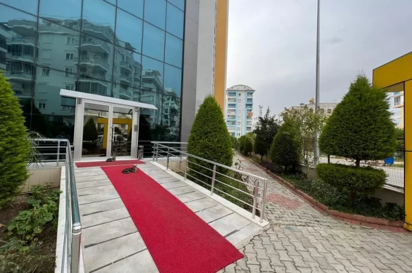 Alanya'da Havuz ve Şehir Manzaralı Geniş 3+1 Daire