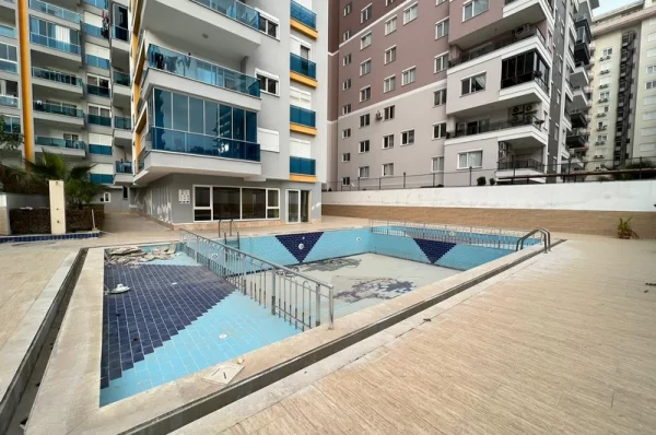 Alanya'da Havuz ve Şehir Manzaralı Geniş 3+1 Daire