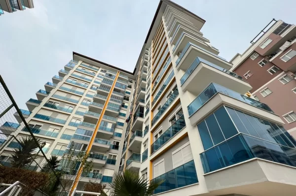 Alanya'da Havuz ve Şehir Manzaralı Geniş 3+1 Daire