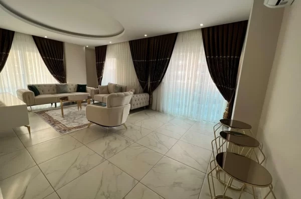 Alanya'da Havuz ve Şehir Manzaralı Geniş 3+1 Daire