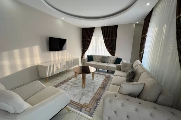 Alanya'da Havuz ve Şehir Manzaralı Geniş 3+1 Daire