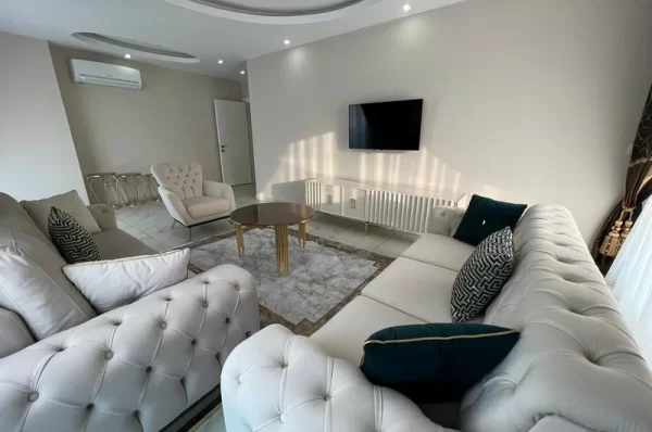 Alanya'da Havuz ve Şehir Manzaralı Geniş 3+1 Daire