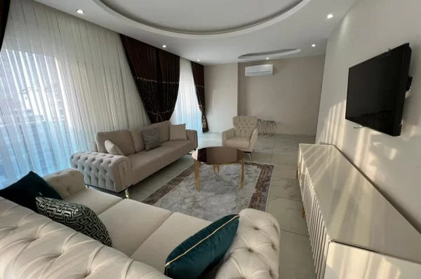 Alanya'da Havuz ve Şehir Manzaralı Geniş 3+1 Daire