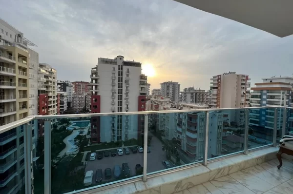 Alanya'da Havuz ve Şehir Manzaralı Geniş 3+1 Daire