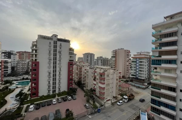 Alanya'da Havuz ve Şehir Manzaralı Geniş 3+1 Daire