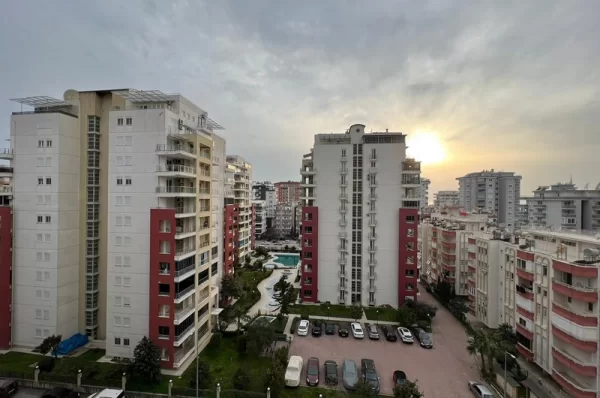 Alanya'da Havuz ve Şehir Manzaralı Geniş 3+1 Daire