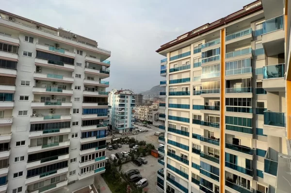Alanya'da Havuz ve Şehir Manzaralı Geniş 3+1 Daire
