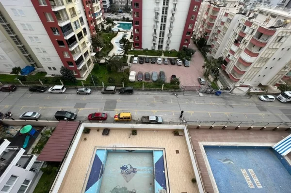 Alanya'da Havuz ve Şehir Manzaralı Geniş 3+1 Daire