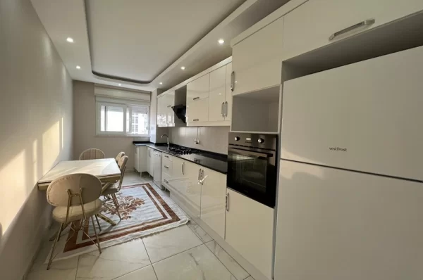 Alanya'da Havuz ve Şehir Manzaralı Geniş 3+1 Daire
