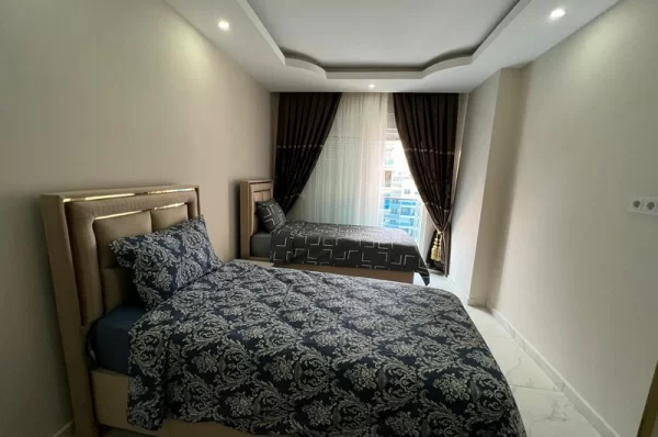 Alanya'da Havuz ve Şehir Manzaralı Geniş 3+1 Daire