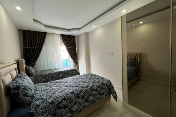 Alanya'da Havuz ve Şehir Manzaralı Geniş 3+1 Daire