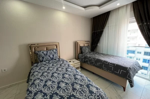 Alanya'da Havuz ve Şehir Manzaralı Geniş 3+1 Daire