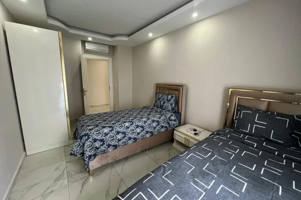 Alanya'da Havuz ve Şehir Manzaralı Geniş 3+1 Daire
