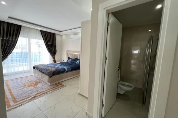 Alanya'da Havuz ve Şehir Manzaralı Geniş 3+1 Daire
