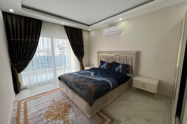 Alanya'da Havuz ve Şehir Manzaralı Geniş 3+1 Daire