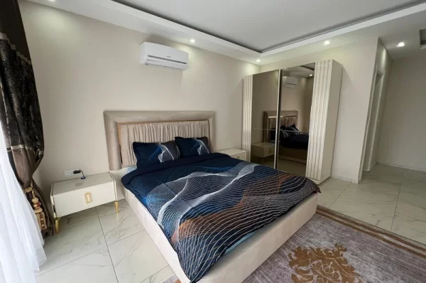 Alanya'da Havuz ve Şehir Manzaralı Geniş 3+1 Daire