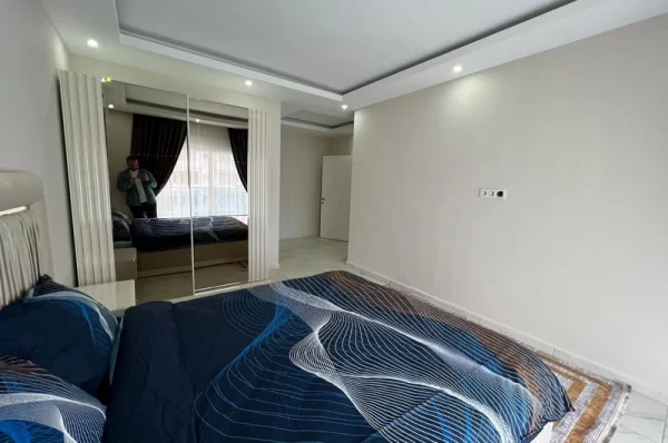 Alanya'da Havuz ve Şehir Manzaralı Geniş 3+1 Daire