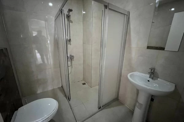 Alanya'da Havuz ve Şehir Manzaralı Geniş 3+1 Daire
