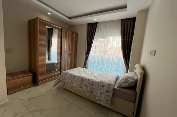 Alanya'da Havuz ve Şehir Manzaralı Geniş 3+1 Daire