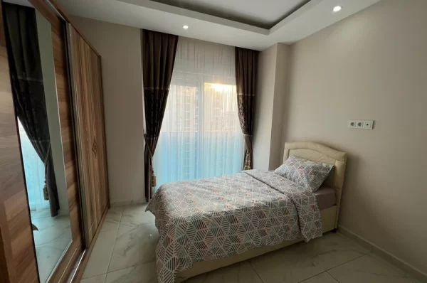Alanya'da Havuz ve Şehir Manzaralı Geniş 3+1 Daire