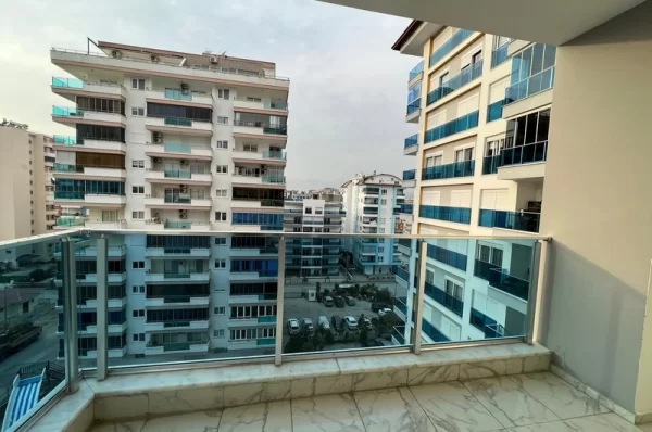 Alanya'da Havuz ve Şehir Manzaralı Geniş 3+1 Daire