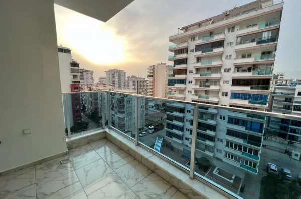 Alanya'da Havuz ve Şehir Manzaralı Geniş 3+1 Daire