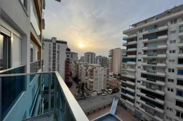 Alanya'da Havuz ve Şehir Manzaralı Geniş 3+1 Daire