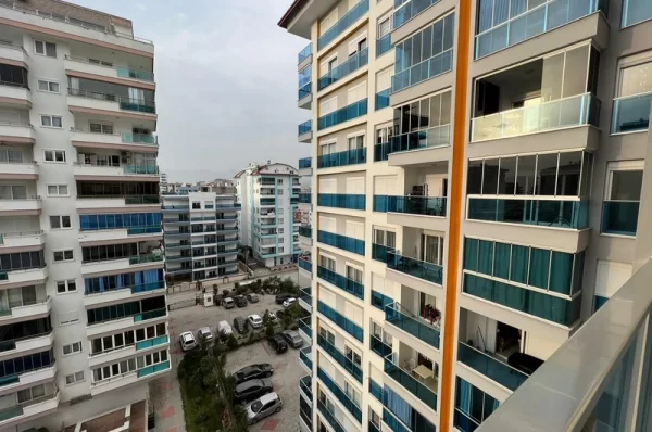 Alanya'da Havuz ve Şehir Manzaralı Geniş 3+1 Daire