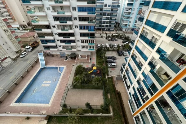 Alanya'da Havuz ve Şehir Manzaralı Geniş 3+1 Daire