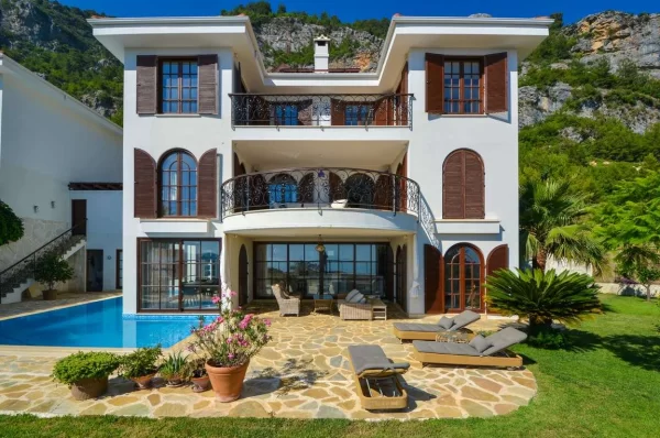 Escape to Paradise: Exquisite Sea View 5+2 Luxury Villa for Sale in Alanya