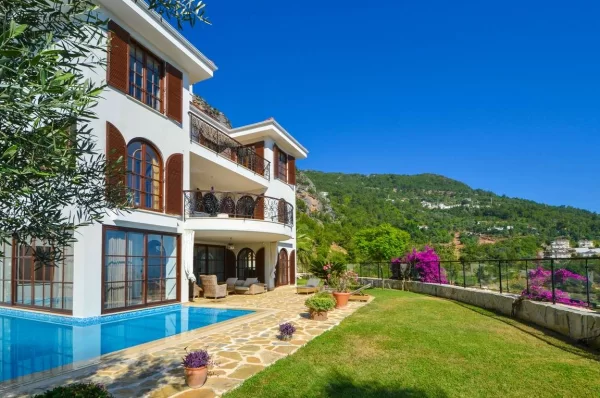 Escape to Paradise: Exquisite Sea View 5+2 Luxury Villa for Sale in Alanya