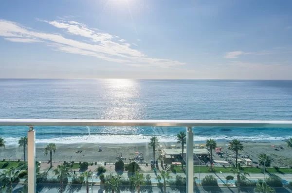 Alanya'da Kusursuz Tasarımlı 1+1 Denize Sıfır Son Derece Lüks Gayrimenkul