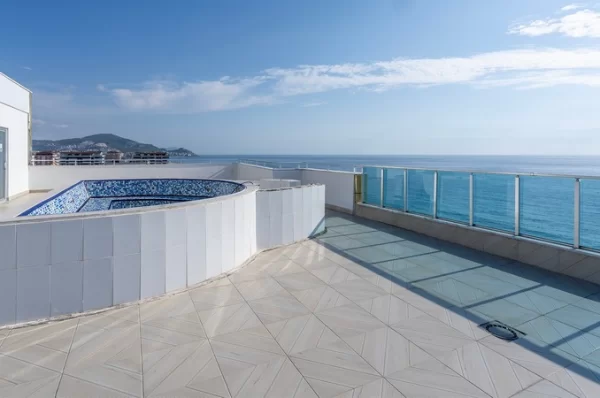 Alanya'da Kusursuz Tasarımlı 1+1 Denize Sıfır Son Derece Lüks Gayrimenkul