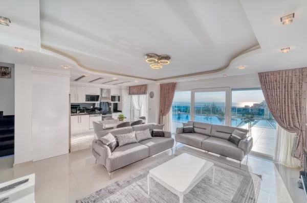 Luxury Life in the Lap of Nature: 4+ 1 Villa in Kargicak,Alanya
