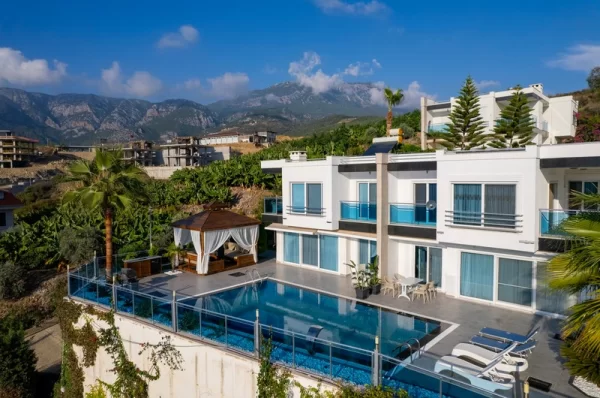 Luxury Life in the Lap of Nature: 4+ 1 Villa in Kargicak,Alanya