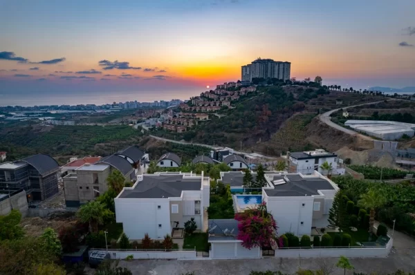 Luxury Life in the Lap of Nature: 4+ 1 Villa in Kargicak,Alanya