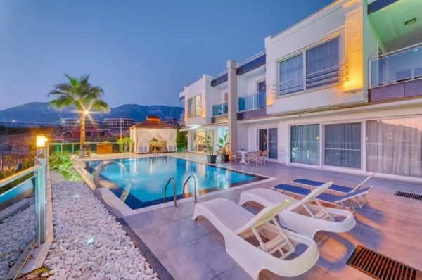Luxury Life in the Lap of Nature: 4+ 1 Villa in Kargicak,Alanya