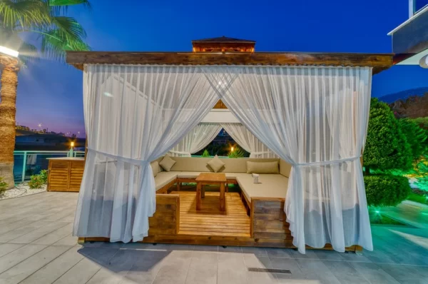 Luxury Life in the Lap of Nature: 4+ 1 Villa in Kargicak,Alanya