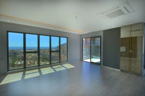 Embrace the Luxurious Life in the Heart of Alanya 5+1 Penthouse