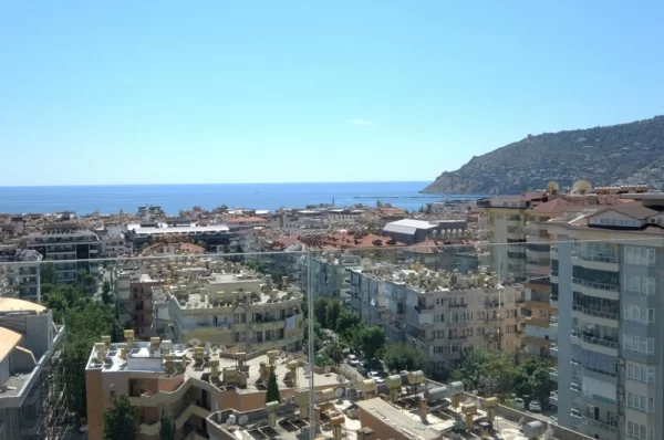Embrace the Luxurious Life in the Heart of Alanya 5+1 Penthouse