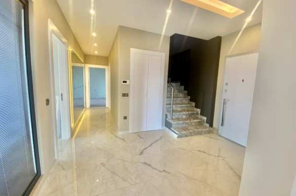 Embrace the Luxurious Life in the Heart of Alanya 5+1 Penthouse