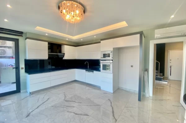 Embrace the Luxurious Life in the Heart of Alanya 5+1 Penthouse