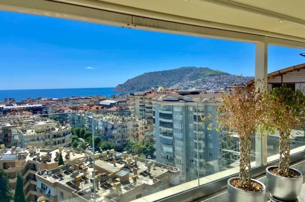Embrace the Luxurious Life in the Heart of Alanya 5+1 Penthouse