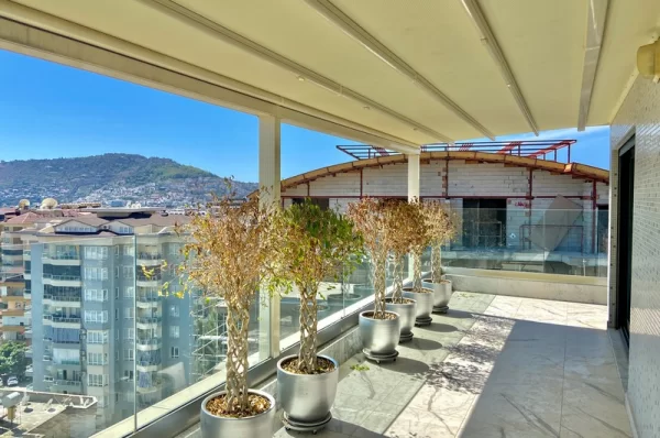 Embrace the Luxurious Life in the Heart of Alanya 5+1 Penthouse