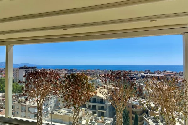 Embrace the Luxurious Life in the Heart of Alanya 5+1 Penthouse