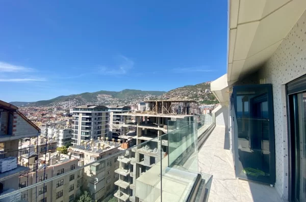 Embrace the Luxurious Life in the Heart of Alanya 5+1 Penthouse