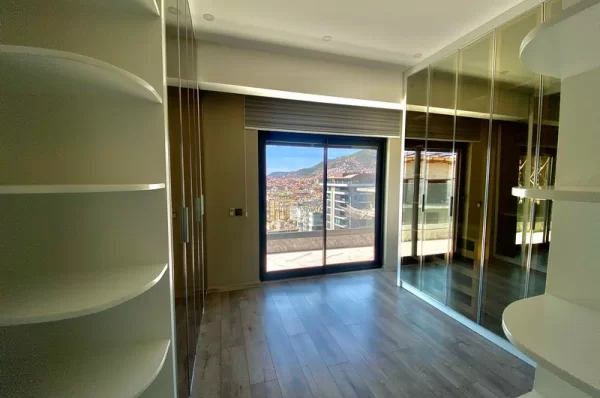 Embrace the Luxurious Life in the Heart of Alanya 5+1 Penthouse