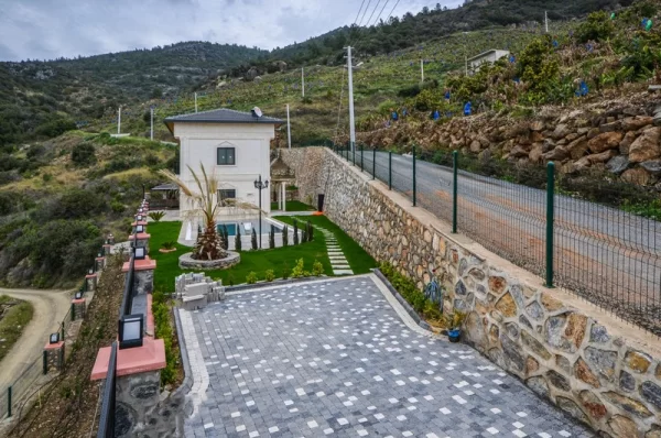 Olağanüstü Lüks Yaşam: Büyüleyici Deniz Manzaralı 3+1 Eşyalı Villa
