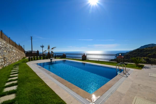 Olağanüstü Lüks Yaşam: Büyüleyici Deniz Manzaralı 3+1 Eşyalı Villa